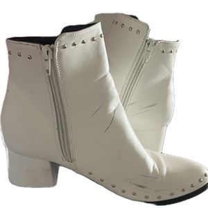 Beautiful white boots Size 7. Worn only for modeling.